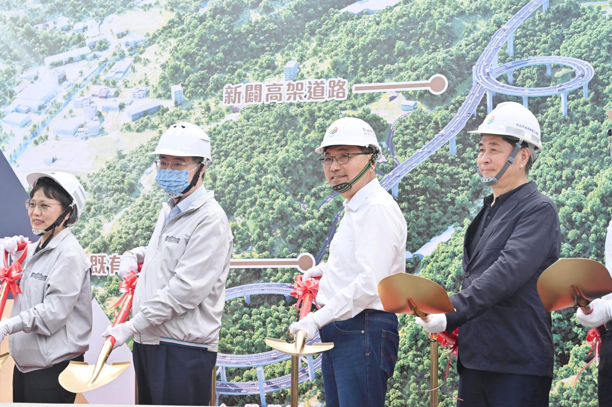 新北市道105線高架環橋動工　侯友宜：攜手中央打造林口八里產業新交通動脈