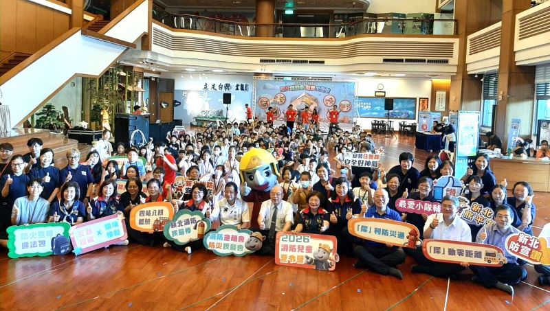 培養兒童防災素養 新北消防夏令營從遊戲中學安全 20 《圖說》新北消兒童消防夏令營合影。〈第一大隊提供〉