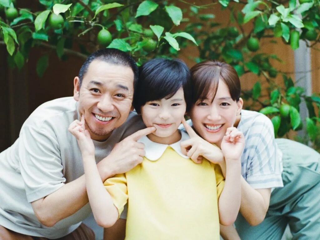 是枝裕和導演動人鉅獻《再生家族》大悟大讚「老婆」綾瀨遙毫無架子! 10 %E5%86%8D%E7%94%9F%E5%AE%B6%E6%97%8F %E6%96%B0%E8%81%9E%E7%A8%BF%E7%85%A701 %E3%80%8A%E5%86%8D%E7%94%9F%E5%AE%B6%E6%97%8F%E3%80%8B%E3%80%8C%E5%85%92%E5%AD%90%E3%80%8D%E6%A1%92%E6%9C%A8%E9%87%8C%E5%A4%A2%E8%AE%9A%E3%80%8C%E5%AA%BD%E5%AA%BD%E3%80%8D%E7%B6%BE%E7%80%A8%E9%81%99%EF%BC%9A%E4%BB%8A%E5%A4%A9%E6%9B%B4%E6%BC%82%E4%BA%AE%EF%BC%81%E5%9A%87%E5%A3%9E%E5%A4%A7%E6%82%9F