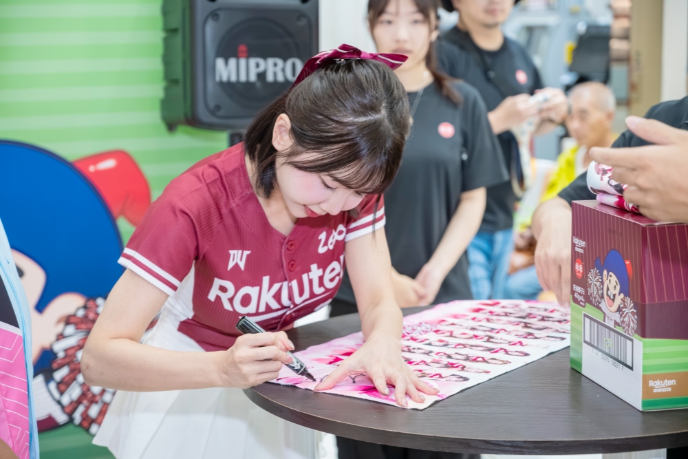 樂天女孩MIKA大全聯忠孝店任一日店長 「樂天桃猿乖乖骰子箱」掀起應援毛巾收藏潮 32 20260720008