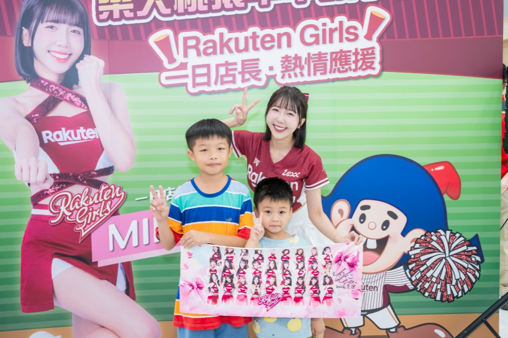 樂天女孩MIKA大全聯忠孝店任一日店長 「樂天桃猿乖乖骰子箱」掀起應援毛巾收藏潮 33 20260720009
