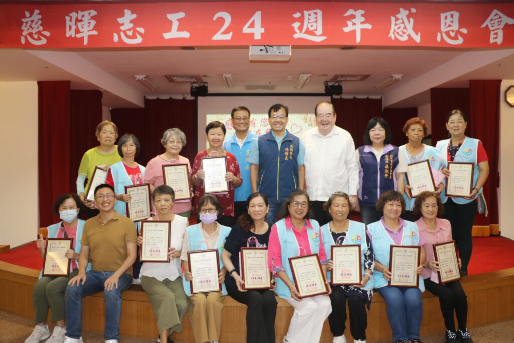三重慈暉志工24年送出逾2百萬份便當 資深志工和愛心廠商受表揚 8 0720001