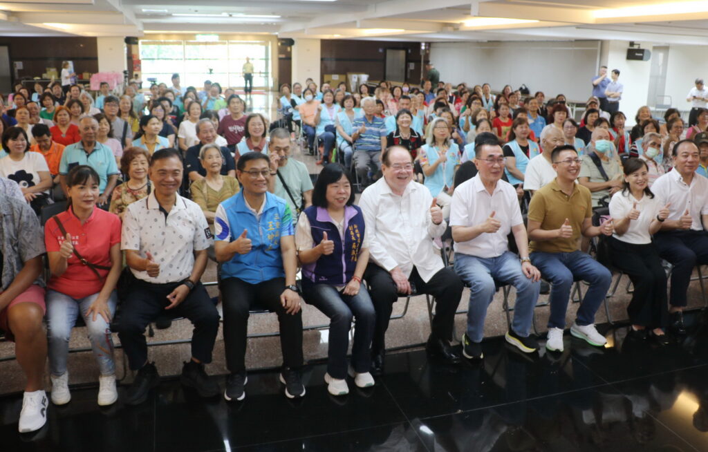 三重慈暉志工24年送出逾2百萬份便當 資深志工和愛心廠商受表揚 9 0720002