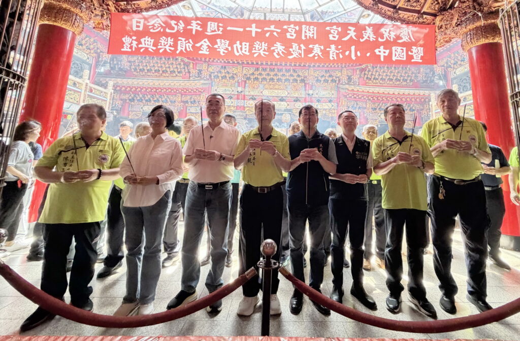 三重義天宮頒贈清寒獎助學金助300名學子 13 454352 0