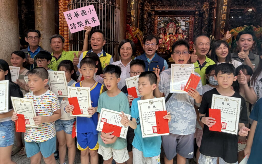 三重義天宮頒贈清寒獎助學金助300名學子 14 454351 0