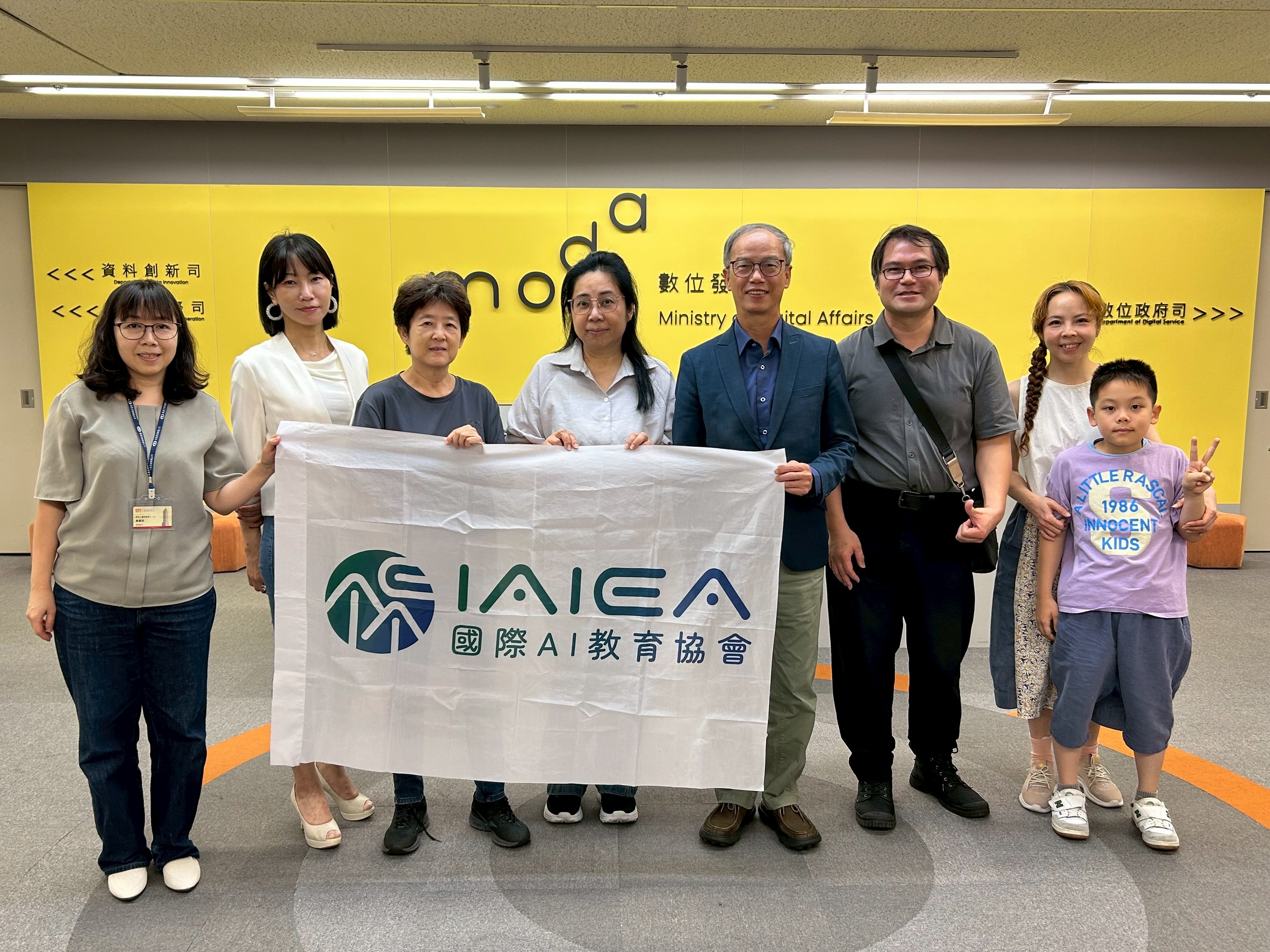 數產署長林俊秀接見Robofest世界賽獲獎選手 勉勵選手接軌AI機器人研發能量 13 line oa chat 260721 110743
