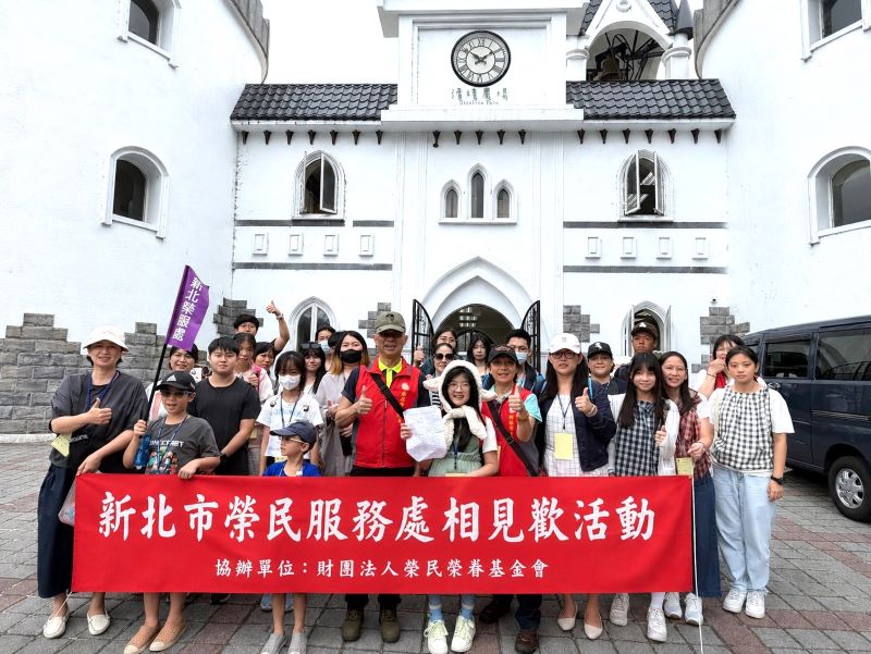 高山之旅相見歡 新北榮服處陪伴向學子女共度溫馨時光 7 《圖說》處長陳立中(中左)與向學子女及眷屬參訪清境農場。的青青草原。〈新北榮服處提供〉
