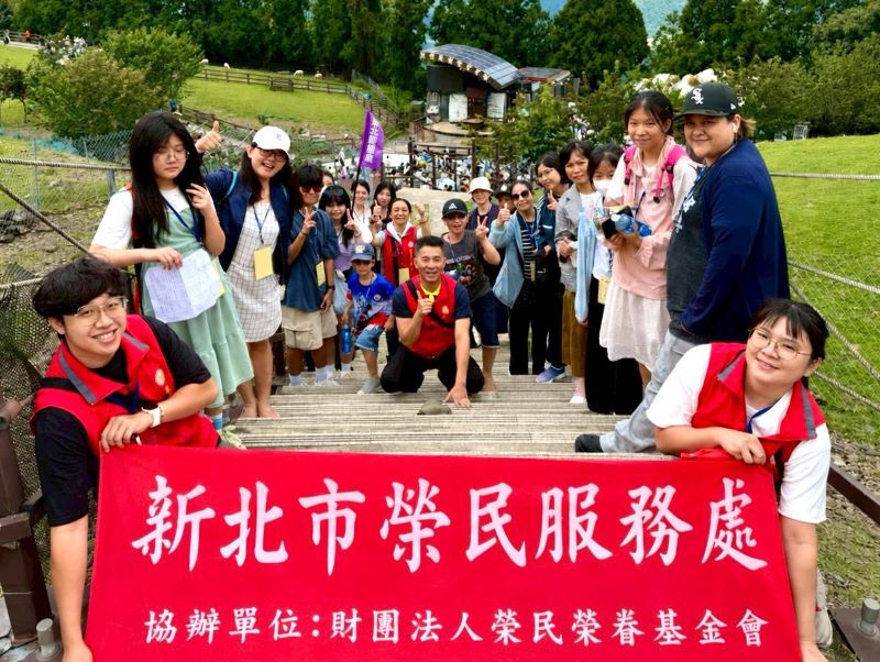 高山之旅相見歡 新北榮服處陪伴向學子女共度溫馨時光 8 《圖說》處長陳立中(中左)同向學子女及眷屬觀賞清境農場綿羊秀場的綿羊脫毛秀。〈新北榮服處提供〉