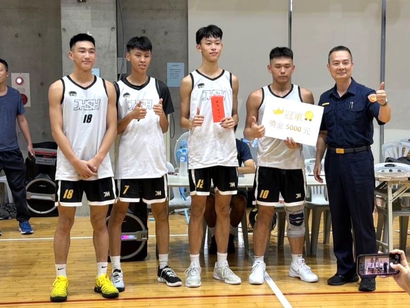 3對3籃賽宣導識詐反毒 中和警長陳宇桓親上場尬球 14 《圖說》頒發獎金。〈中和分局提供〉