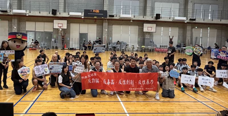 3對3籃賽宣導識詐反毒 中和警長陳宇桓親上場尬球 16 《圖說》中和警「116年暑期青春專案-中和波麗士盃3對3熱血籃球賽暨犯罪預防宣導活動」合影。〈中和分局提供〉