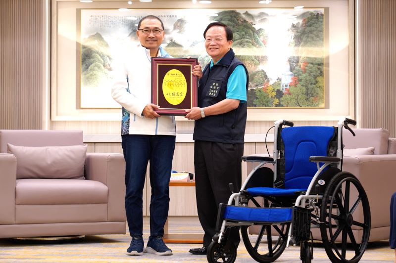 香油錢化為愛心力量 埔墘福德宮捐255台輪椅助弱勢 31 《圖說》侯友宜市長回贈感謝牌給埔墘福德宮主委廖榮清。〈社會局提供〉