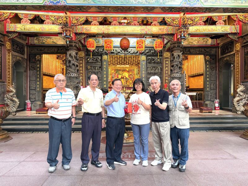 香油錢化為愛心力量 埔墘福德宮捐255台輪椅助弱勢 32 《圖說》埔墘福德宮主委廖榮清(左3)於日前捐贈11萬元給埔墘國小尤同學的母親(右3)以購買電動輪椅,右2為埔墘國小校長劉能賢。。〈社會局提供〉