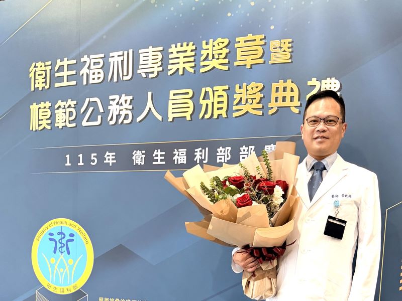 與時間賽跑的救心醫師 臺北醫院黃啟銘獲衛福部模範公務人員獎 25 《圖說》臺北醫院心臟血管中心黃啟銘主任榮獲衛福部模範公務人員獎。〈臺北醫院提供〉