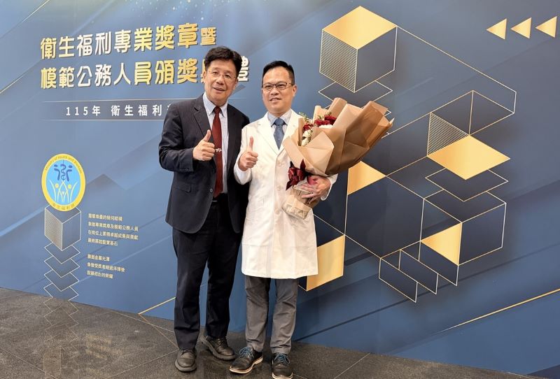 與時間賽跑的救心醫師 臺北醫院黃啟銘獲衛福部模範公務人員獎 26 《圖說》臺北醫院心臟血管中心黃啟銘主任(右)榮獲衛福部模範公務人員獎,醫福會林慶豐執行長給予鼓勵與肯定。〈臺北醫院提供〉