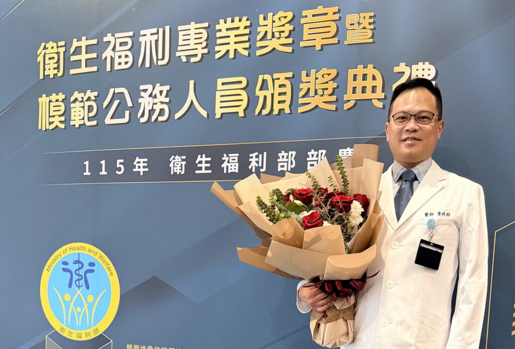「電話一響就出門救命」 24小時守護每一次心跳 台北醫院心臟醫師黃啟銘獲衛福部模範公務人員獎 2 %E8%87%BA%E5%8C%97%E9%86%AB%E9%99%A2%E5%BF%83%E8%87%9F%E8%A1%80%E7%AE%A1%E4%B8%AD%E5%BF%83%E9%BB%83%E5%95%9F%E9%8A%98%E4%B8%BB%E4%BB%BB%E6%A6%AE%E7%8D%B2%E8%A1%9B%E7%A6%8F%E9%83%A8%E6%A8%A1%E7%AF%84%E5%85%AC%E5%8B%99%E4%BA%BA%E5%93%A1%E7%8D%8E