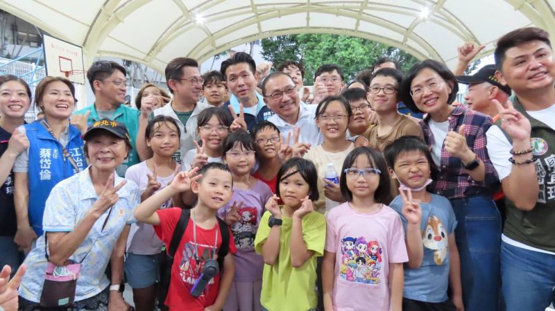 行動治理到樹林 侯友宜視察樹林兩大建設 傾聽基層心聲 8 《圖說》侯友宜市長視察樹林三龍天幕球場,與熱情市民朋友互動自拍。〈民政局提供〉