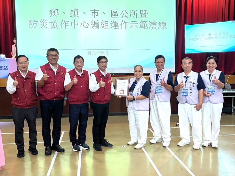 《圖說》新北市政府柯慶忠副秘書長頒發感謝狀予參演志工團隊。〈消防局提供〉