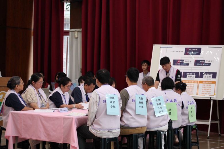 模擬大規模撤離驗證應變機制 新北全國首辦防災協作中心示範演練 15 《圖說》汐止區公所主任秘書擔任防災協作中心主任進行災時任務分配。〈消防局提供〉