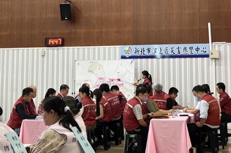 模擬大規模撤離驗證應變機制 新北全國首辦防災協作中心示範演練 16 《圖說》模擬收容量能不足收容所轉移,汐止區災害應變中心進行資源調度。〈消防局提供〉