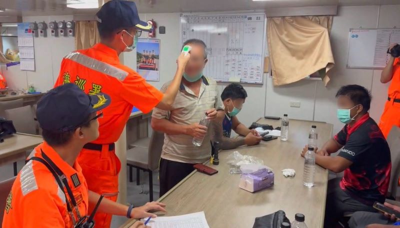 漁船惡火漂流近10小時   海巡八里艦夜奔50浬救起6船員