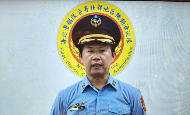 漁船惡火漂流近10小時 海巡八里艦夜奔50浬救起6船員 6 《圖說》海巡署艦隊分署北部地區機動海巡隊 組主任 黃士峰說明救援過程。〈海巡署艦隊分署提供〉