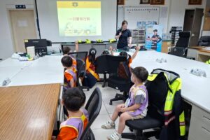 警察姐姐的魔法城堡開門了 幼幼班化身小小警察 守護種子悄悄萌芽 哇 今天我們要去警察姐姐的魔法城堡耶 27 MEITU 20260723 155125398
