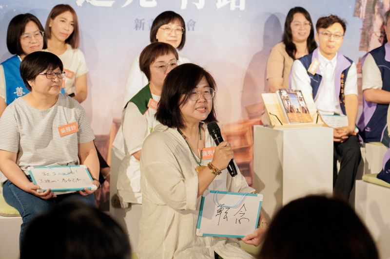從逆境中點亮希望 新北出版《逆光行路》向第一線社工致敬 15 《圖說》新北家防中心督導陳秀紋述說28年社工生涯,體會到在逆境要轉念時不禁哽咽,也感謝歷屆主任的支持。〈社會局長提供〉