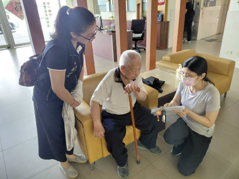 《圖說》南投縣榮服處副處長羅婷婷(左)陪伴榮民林伯伯(中)參訪雲林榮家。〈南投榮服處提供〉