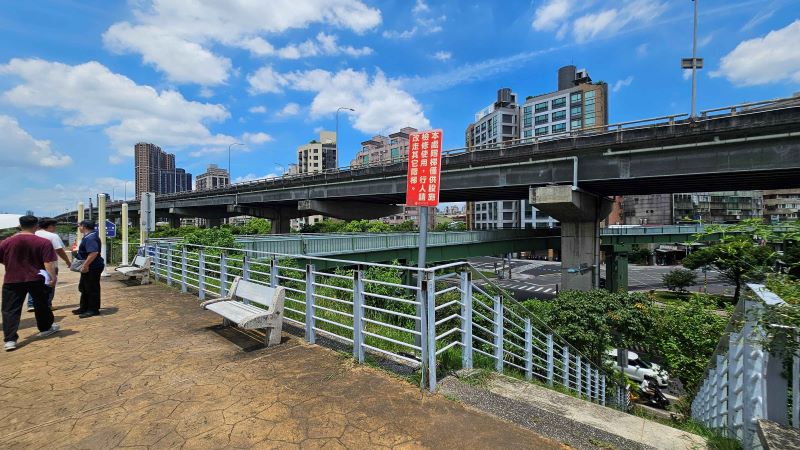 大稻埕煙火登場 新北忠孝碼頭周邊管制資訊一次看 11 《圖說》堤頂樓梯維修通道禁止通行。〈高灘處提供〉