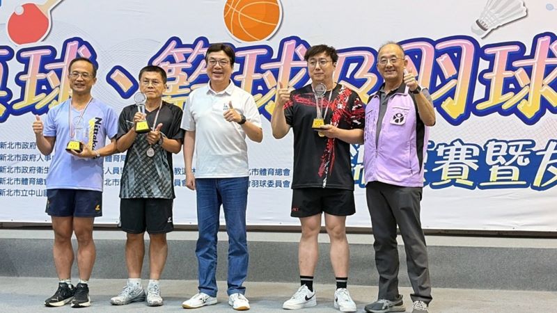 1,800名同仁以運動凝聚健康職場 新北市府三大球類賽圓滿落幕 26 《圖說》桌球錦標賽男子乙組第一名醫擊必殺(衛生局、新北市立聯合醫院)、第二名稅捐稽徵處、第三名法制局代表上台領獎。〈人事處提供〉