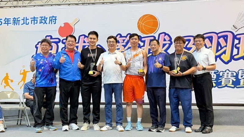 《圖說》籃球錦標賽男子甲組第一名新北i環保（環境保護局）、第二名消防局、第三名警察局代表上台領獎。〈人事處提供〉