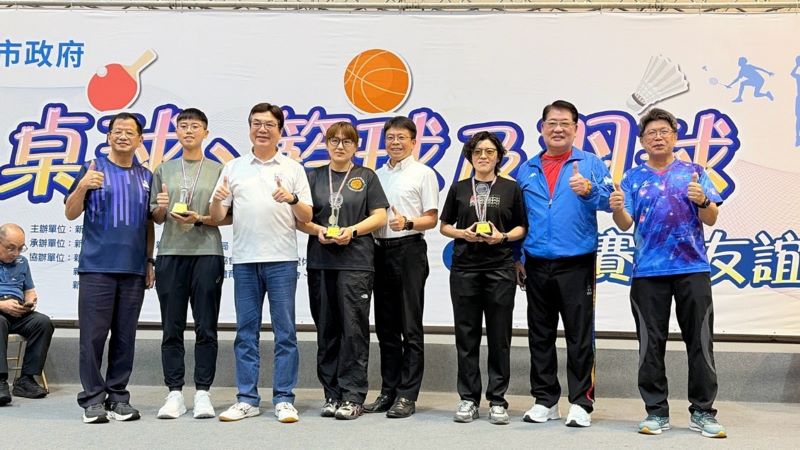 1,800名同仁以運動凝聚健康職場 新北市府三大球類賽圓滿落幕 29 《圖說》籃球錦標賽女子組第一名警察局、第二名環境保護局、第三名消防局代表上台領獎。〈人事處提供〉