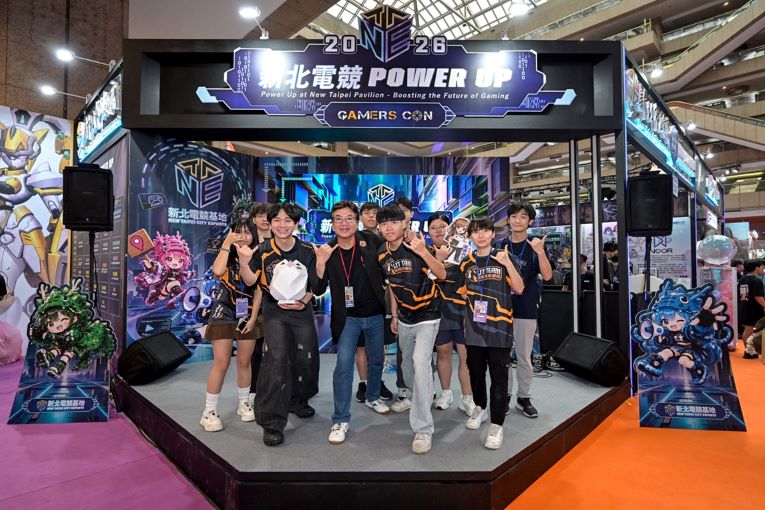 集結產官學秀數位實力 新北電競POWER UP進軍世貿一館 12 《圖說》劉和然副市長與黎明技術學院「黎明企鵝」電競戰隊學生開心合影。〈經發局提供〉
