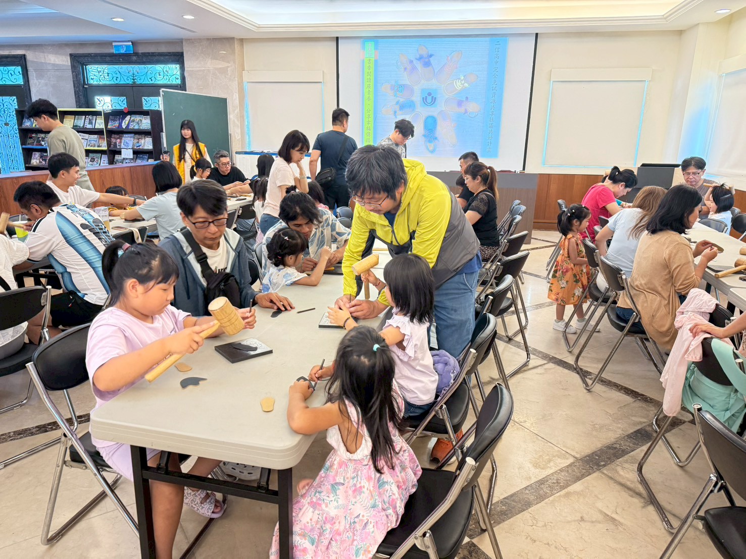 二信高中圖書館舉辦親子共學資源共享鞋作體驗活動 7 LINE ALBUM 1150719%E4%BA%8C%E4%BF%A1%E8%A6%AA%E5%AD%90%E9%9E%8B%E4%BD%9C 260719 14