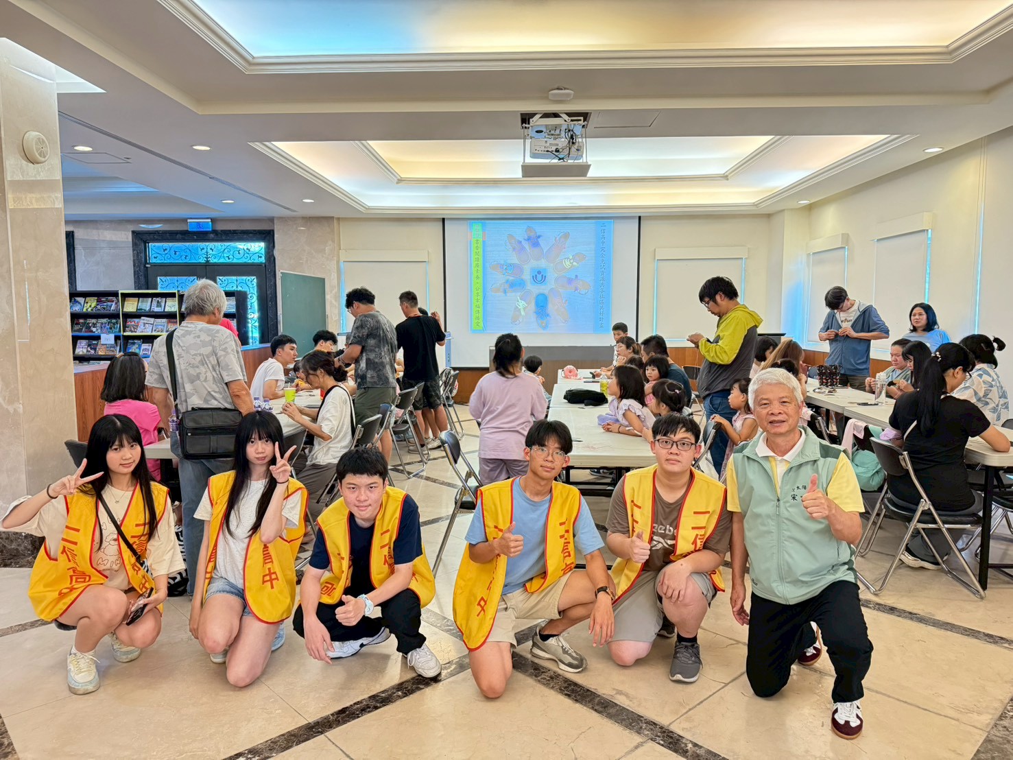 二信高中圖書館舉辦親子共學資源共享鞋作體驗活動 22 LINE ALBUM 1150719%E4%BA%8C%E4%BF%A1%E8%A6%AA%E5%AD%90%E9%9E%8B%E4%BD%9C 260719 3