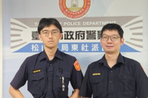下班尖峰驚見拋錨車 松山暖警徒手推車 10分鐘化解交通危機 20 MEITU 20260729 090118612