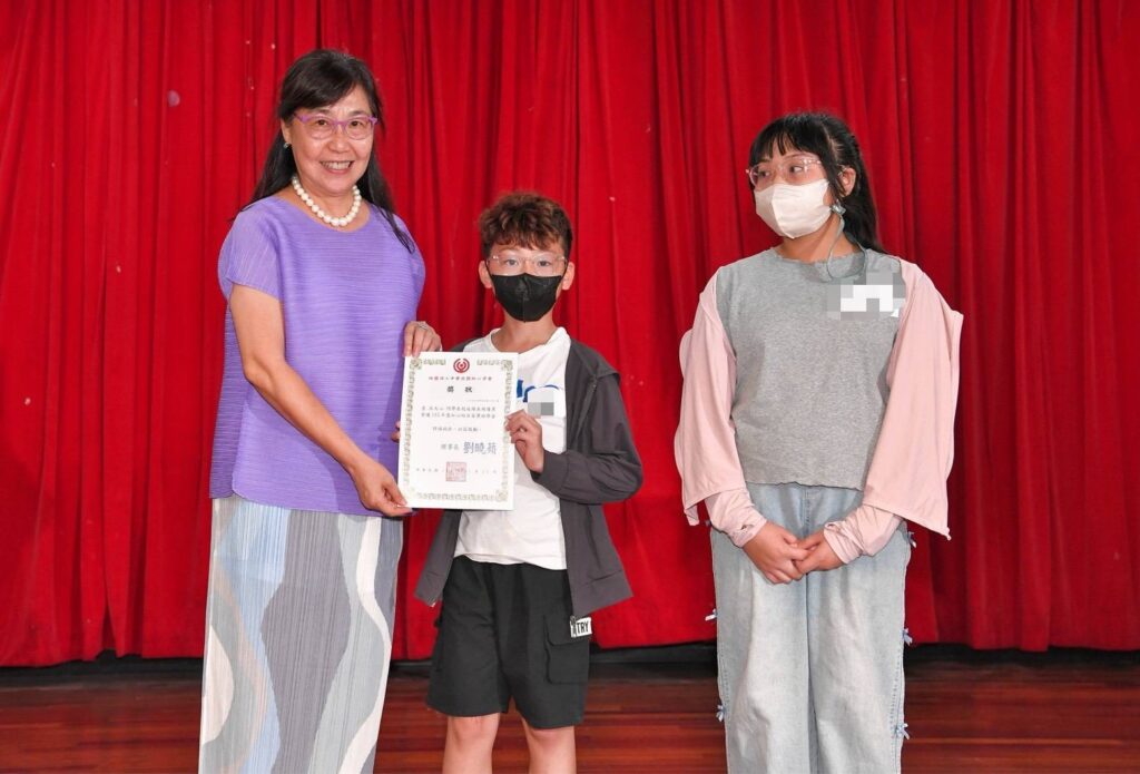 父母入獄子女不放棄!紅心向日葵獎助學金邁入37年 劉曉蘋:助心納家庭子女翻轉人生 12 S 209650201 0