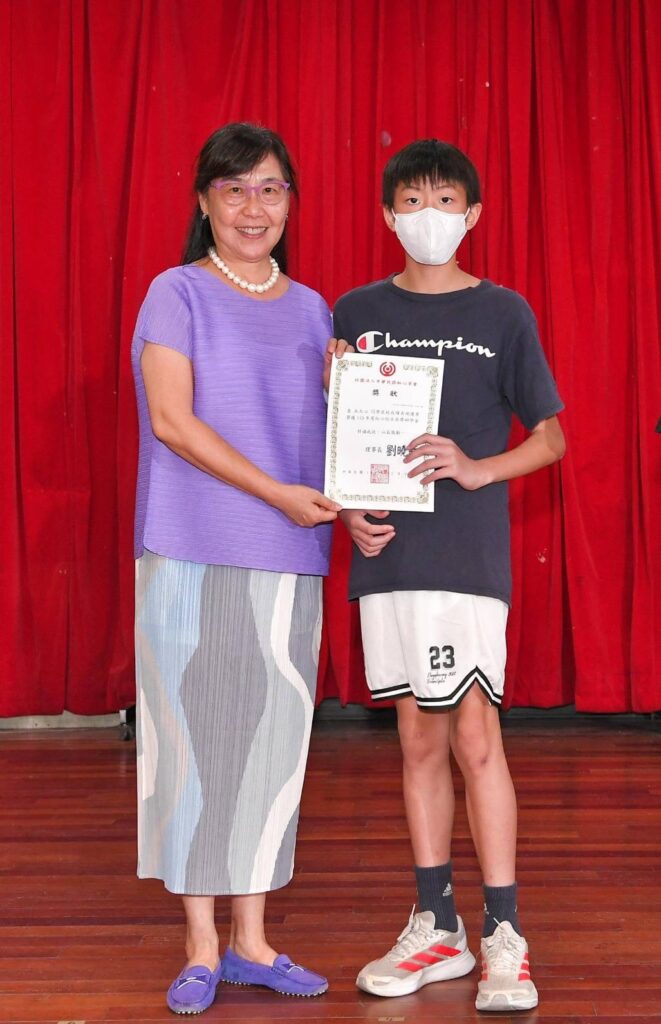父母入獄子女不放棄!紅心向日葵獎助學金邁入37年 劉曉蘋:助心納家庭子女翻轉人生 13 S 209650202 0