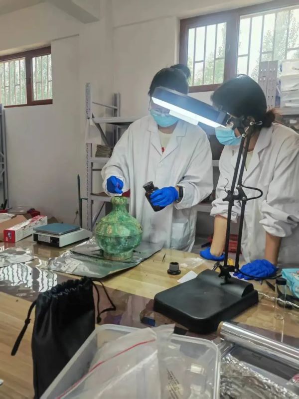 寧夏文物考古研究所科技室工作人員提取樣品。圖/取自《寧夏日報》