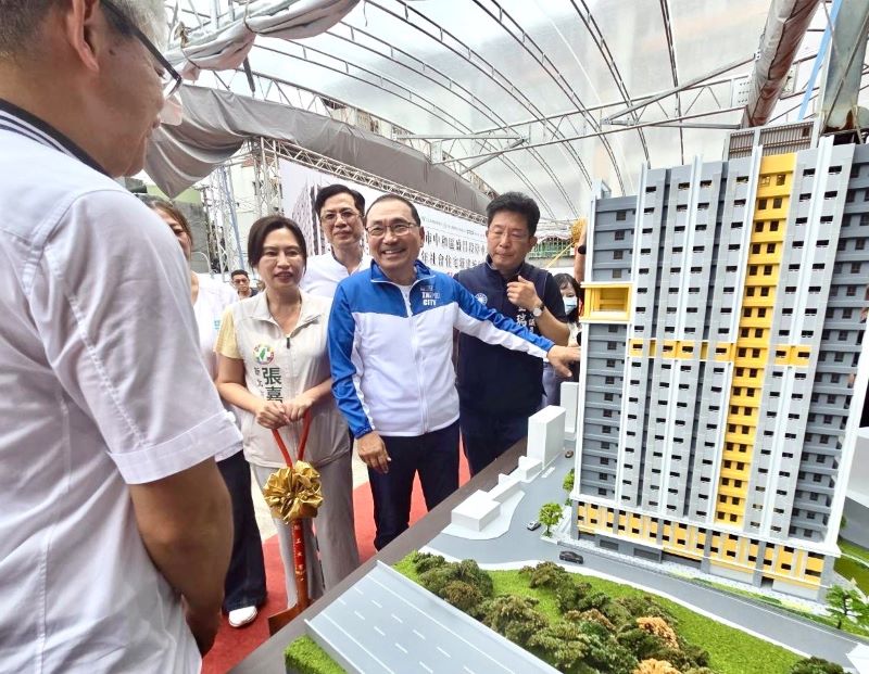 新北再添社宅建設 中和盛昌段605戶開工 打造複合公益設施 7 《圖說》市長侯友宜觀看中和盛昌社宅模型,了解社宅及公益設施規劃。〈城鄉局提供〉