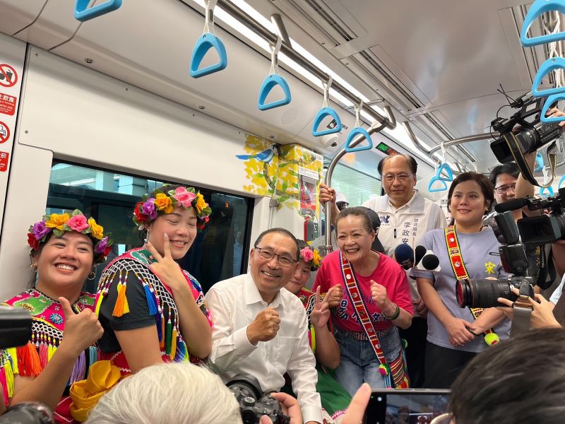 串聯文化、美學與觀光通勤增添驚喜 三鶯線原民彩繪列車隨機發車 9 《圖說》三鶯線彩繪列車原民主題開箱。〈捷運局提供〉