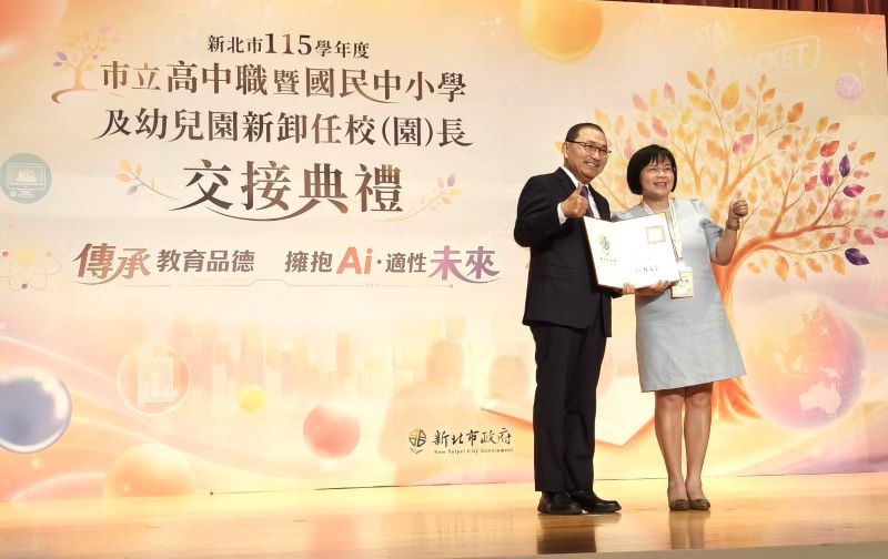 新北校長世代交接 退休不卸教育初心 新任接棒守護孩子 9 《圖說》侯友宜市長頒金山高中校長陳玉桂留任聘書。〈記者葉柏成攝〉
