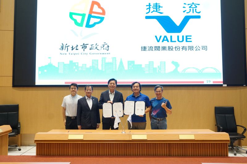 新北企業防災邁新里程 再添8企業夥伴強化城市韌性 21 《圖說》朱惕之副市長與捷流閥業公司防災企業簽署。〈消防局提供〉