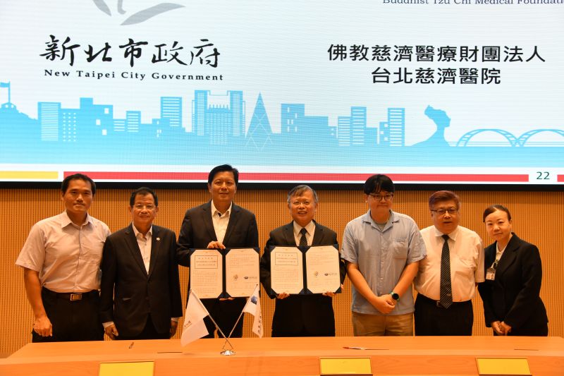 新北企業防災邁新里程 再添8企業夥伴強化城市韌性 20 《圖說》朱惕之副市長與台北慈濟醫院企業防災簽署。〈消防局提供〉