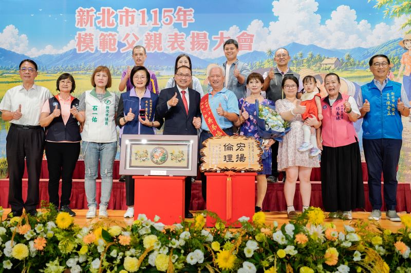 用愛守護家庭也回饋社會 新北3位模範父親動人的愛 5 《圖說》板橋區吳添福用寬厚肩膀為腦麻兒撐起一片天,榮獲侯友宜市長頒贈模範父親。〈社會局提供〉