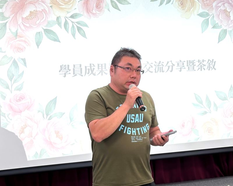 396小時培訓結業 芥菜種會跨界生力軍投入兒少安置照顧 19 《圖說》首批結訓學員胡善照分享,從科技業跨域投入兒少照顧,透過理論與實務訓練,學習撕下標籤、放下成見,用理解與善意陪伴孩子,成為孩子生命中的支持力量。〈芥菜種會提供〉