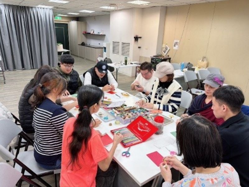 396小時培訓結業 芥菜種會跨界生力軍投入兒少安置照顧 20 《圖說》芥菜種會「兒童及少年福利機構專業人員–保育輔導人員訓練班」,以實務討論方式引導學員學習解讀孩子行為背後的訊號。〈芥菜種會提供〉