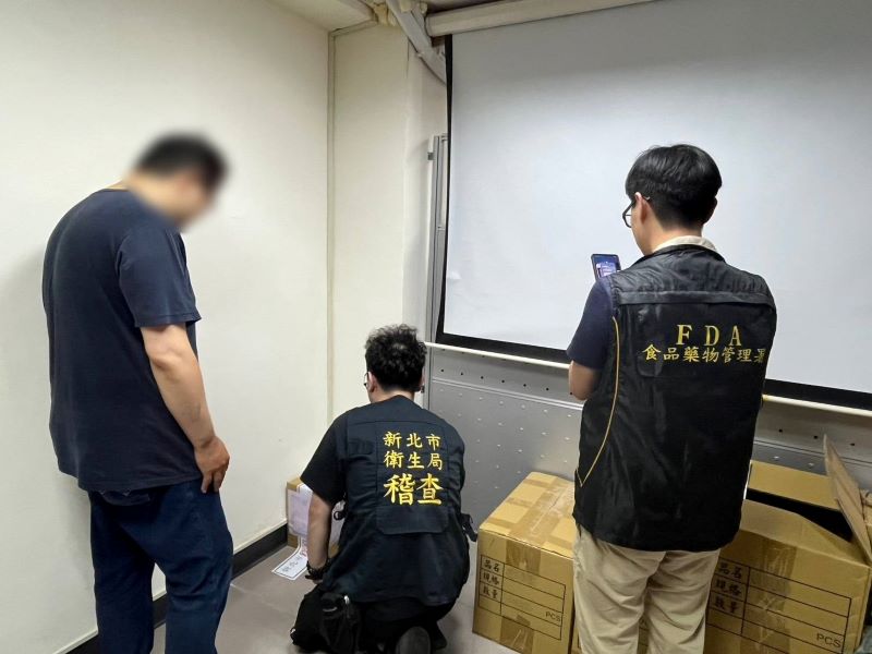同製油廠產品再爆食安疑慮 新北下架苦茶油並追查污染原因 10 《圖說》新北市衛生局接獲通報隨即會同衛福部食品藥物管理署前往稽查。〈衛生局提供〉