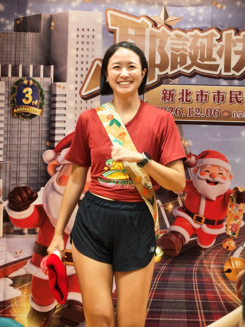 新北耶誕接力賽 三人接力跑24.7公里 限額666隊 即起報名 14 《圖說》新北歡樂耶誕城人氣活動之一的耶誕馬拉松接力賽,鼓勵隊伍發揮創意,以最吸睛造型迎戰賽事,今年更推出人氣票選活動。〈記者葉柏成攝〉
