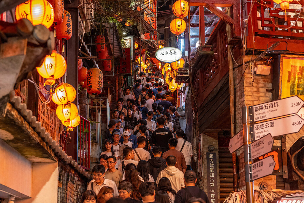 九份紅燈籠祭進入尾聲 跨界結合霹靂布袋戲 推出夜遊、解謎與聯名提燈體驗 32 %E3%80%8C2026%E4%B9%9D%E4%BB%BD%E7%B4%85%E7%87%88%E7%B1%A0%E7%A5%AD%E3%80%8D%E8%87%AA7%E6%9C%8818%E6%97%A5%E5%85%AD%E9%BB%9E%E7%87%88%E4%BB%A5%E4%BE%86%EF%BC%8C%E5%90%B8%E5%BC%95%E7%9C%BE%E5%A4%9A%E5%9C%8B%E5%85%A7%E5%A4%96%E6%97%85%E5%AE%A2%E9%80%A0%E8%A8%AA%E3%80%82